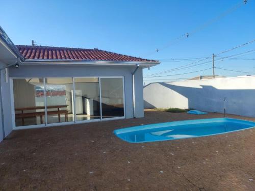 a house with a swimming pool in the yard at Casa Lazer com piscina in Brotas