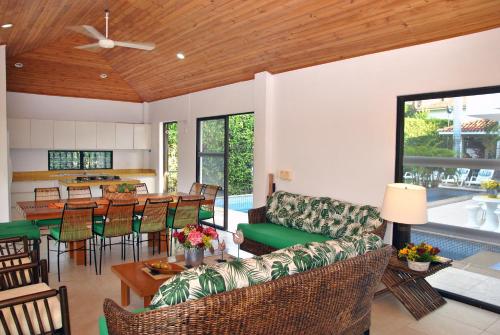 a living room with a couch and a table at Incluye auxiliar doméstica PISCINA PRIVADA in Girardot