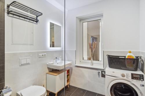 a bathroom with a washing machine and a sink at Peter & Paul Altstadt Apartment Delitzsch in Delitzsch