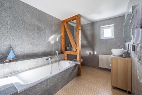 Ένα μπάνιο στο Haus Ferienglück Sauna im Haus