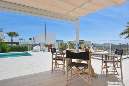 Bazén v ubytovaní Hillside Luxury Villas by NRAS alebo v jeho blízkosti