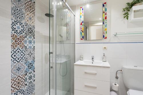 La salle de bains est pourvue d'une douche, de toilettes et d'un lavabo. dans l'établissement CB Living - Apartment with roof terrace Aguamarina, à Orihuela Costa