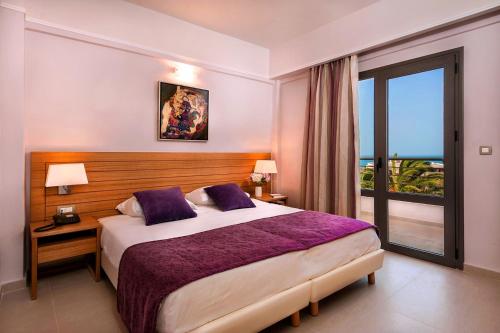 Ένα ή περισσότερα κρεβάτια σε δωμάτιο στο Porto Platanias Village Resort 