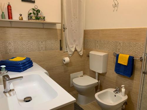 a bathroom with a white sink and a toilet at casa RosAlina in Verona