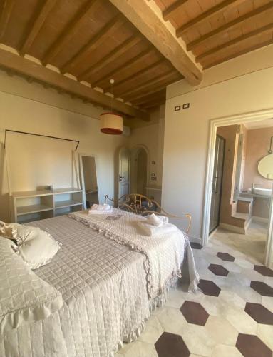 a bedroom with a large bed in a room at punti di vista in Bibbona