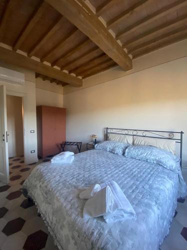 a bedroom with a large bed in a room at punti di vista in Bibbona