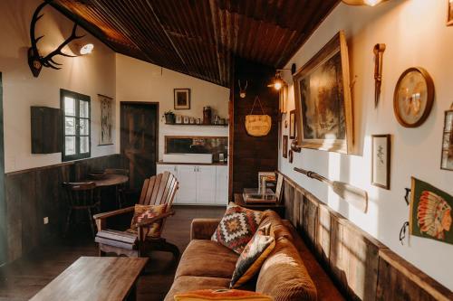 un salon avec un canapé et une table dans l'établissement La ferme du pont de Maumy, cabane au bord de l'étang et bain nordique, à Busserolles