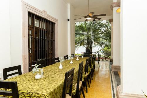 a dining room with a long table and chairs at Finca Garullo Hotel Boutique in San Rafael