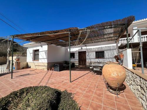 un patio de una casa con techo en Casa Rural Sabika, en Alhama de Granada