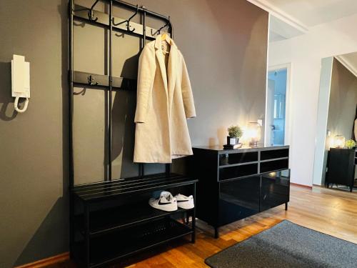 vestidor con tocador negro y espejo en pottapartments - balkon - küche - wifi - nespresso, en Herne