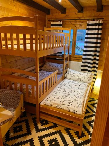 a bedroom with a bunk bed and a bunk bed at Ferienhaus-Blockhütte im Fichtelgebirge - Nagler See 2 km in Nagel