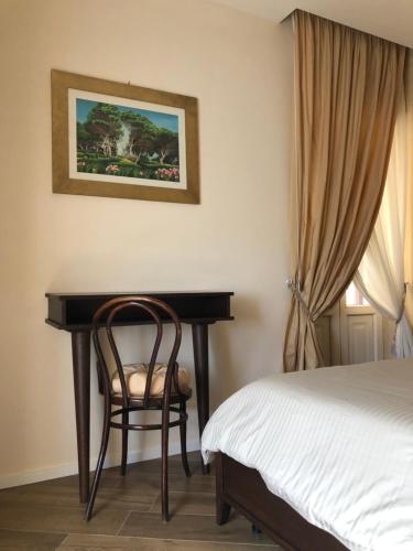 a bedroom with a desk and a chair next to a bed at Dimora Estlevante in Vieste