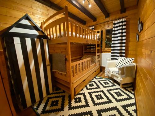 - une chambre pour enfants avec un escalier en bois dans une cabine dans l'établissement Ferienhaus-Blockhütte im Fichtelgebirge - Nagler See 2 km, à Nagel