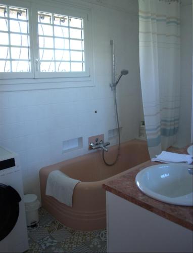 une salle de bain avec une baignoire et un lavabo dans l'établissement La Bergerie, à Malaunay