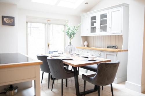 uma cozinha com uma mesa de madeira e cadeiras em 35 Grosvenor Terrace - 5 min walk from York City Centre em York