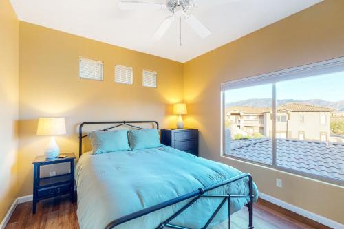 une chambre avec un lit et une grande fenêtre dans l'établissement Vistoso Resort Casita #249, à Oro Valley