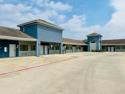 an empty parking lot in front of a building at Lonestar Inn in El Campo