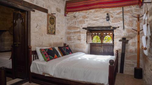Postel nebo postele na pokoji v ubytování نزل كوفان التراثي Koofan Heritage Lodge