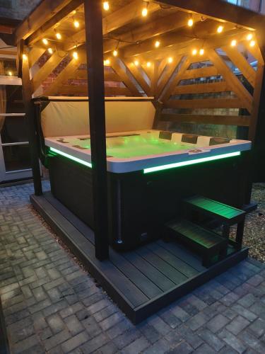 una mesa de ping pong en un pabellón con luces en The West Wing at Eriviat Hall Hot Tub, en Henllan