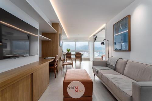 a living room with a couch and a table at Apart Hotel no coração do Leblon, com limpeza diária incluída in Rio de Janeiro