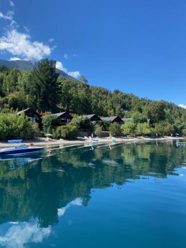 a large body of water with houses and trees at Cabañas Borgolafquen in Panguipulli