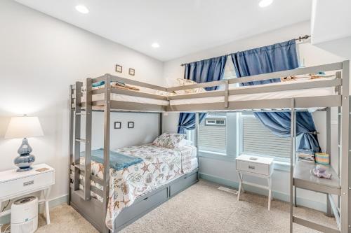 a bedroom with bunk beds and a desk at EazyBreezy in Rockaway Beach