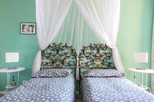 Postel nebo postele na pokoji v ubytování Tauromenion Guest House