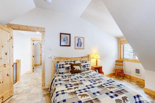 a bedroom with a large bed in a room at Wallowa Lake Wonder in Joseph
