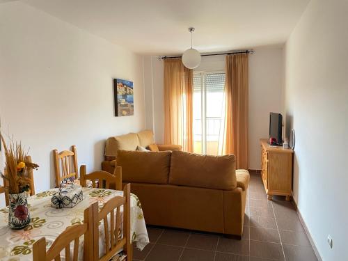 ein Wohnzimmer mit einem Sofa und einem Tisch in der Unterkunft Apartamentos Ruidera in Ruidera