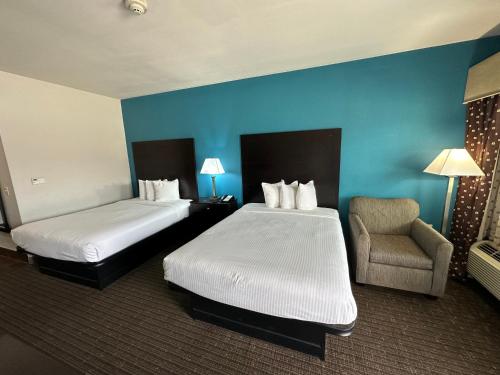 El Campo的住宿－Lonestar Inn，酒店客房,配有两张床和椅子