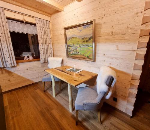 a dining room with a wooden table and chairs at Ferienappartements "Landromantik" in Bautzen