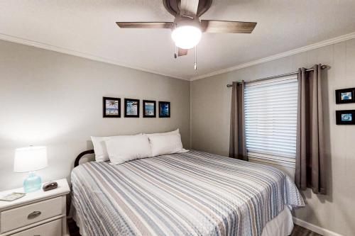Schlafzimmer mit einem Bett und einem Deckenventilator in der Unterkunft Sea Cabin 117 in Myrtle Beach