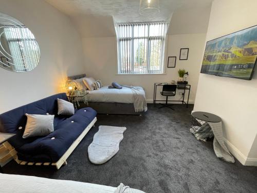 uma sala de estar com um sofá e uma cama em Casa Lobo's Beautiful Suites Apartment 1 free offroad parking em Fallings Park