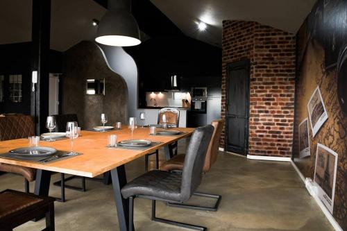 uma sala de jantar com uma mesa de madeira e cadeiras em KiMMCo Loft em Schwetzingen