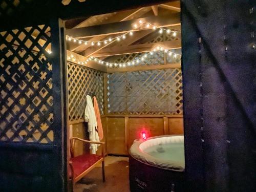 uma casa de banho com uma banheira com luzes em A Taste Of Dundee em Dundee