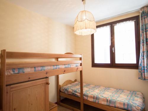 a bedroom with two bunk beds and a window at Appartement Lanslebourg-Mont-Cenis, 3 pièces, 7 personnes - FR-1-508-98 in Lanslebourg-Mont-Cenis