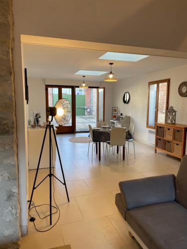 un salon avec une caméra sur un tripode dans l'établissement Maison cosy proche centre ville, à Compiègne