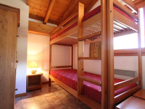 une chambre avec deux lits superposés et un bureau dans l'établissement Appartement 6 Pers au Centre de Lanslevillard, Proche Pistes - Résidence Les Essarts - FR-1-508-72, à Lanslevillard