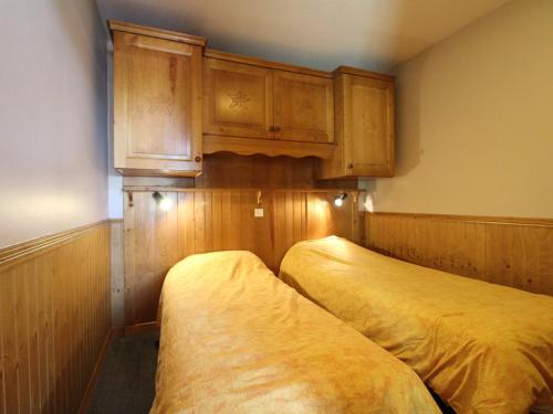 Photo de la galerie de l'établissement Appartement Duplex 10-12 pers. à 20m des pistes avec sauna, wifi et proche commerces - FR-1-508-75, à Lanslevillard