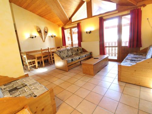 Photo de la galerie de l'établissement Appartement Duplex 10-12 pers. à 20m des pistes avec sauna, wifi et proche commerces - FR-1-508-75, à Lanslevillard