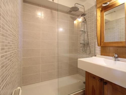 Ванная комната в Appartement Lanslevillard, 5 pièces, 12 personnes - FR-1-508-75