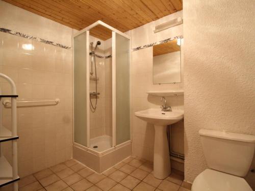 une salle de bain avec une douche, des toilettes et un lavabo dans l'établissement Duplex pour 8 pers avec balcon et wifi au pied des pistes - FR-1-508-79, à Termignon
