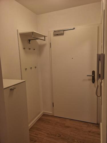 une pièce vide avec une porte et un placard dans l'établissement Beautiful flat ,WIFI , easy parking, à Ingolstadt