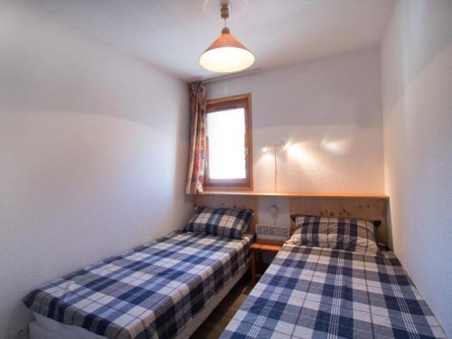 two beds in a small room with a window at Appartement Aussois, 2 pièces, 4 personnes - FR-1-508-148 in Aussois