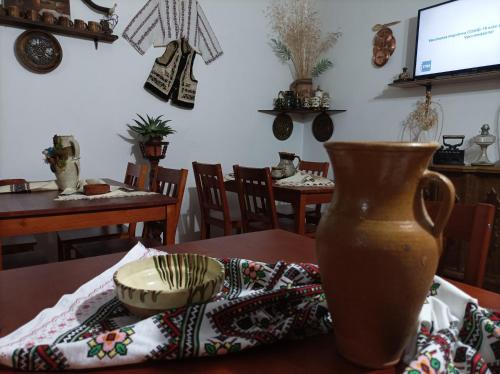 um vaso sentado em cima de uma mesa em Pensiunea La Poarta Bucovinei em Suceava