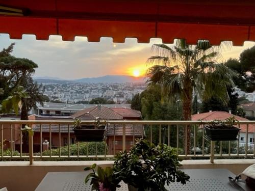 Au calme, dans la verdure, vue panoramique sur Cannes