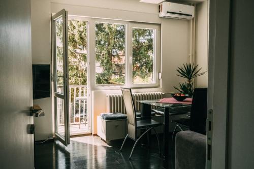 jadalnia ze stołem i oknem w obiekcie Smart hostel w Belgradzie