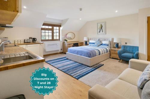 a large bedroom with a bed and a kitchen at The Lodge - Studio Apartment's in Castel