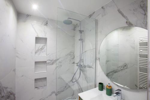 bagno bianco con doccia e specchio di Appartement T2 les pieds dans l'eau à Argeles-Sur-Mer ad Argelès-sur-Mer