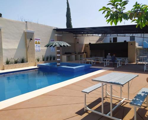 - une piscine avec une table et une terrasse dans l'établissement Hotel POSADA DEL REY, à Matamoros